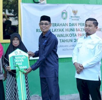 Tasming Hamid Hadiri Penyerahan Kunci Rumah Layak Huni untuk Korban Kebakaran di Lemoe