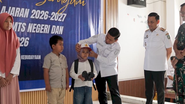 Ket: Penyerahan Seragam Sekolah Gratis Tahun Ajaran Baru