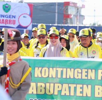 Bupati Barru Pimpin Defile Kontingen pada Pembukaan Porsenijar PGRI Sulsel 2026