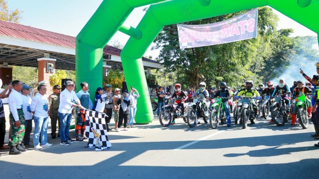 Ket: Wabub Barru, Abustan Lepas peserta Bhayangkara Trail Polres Barru