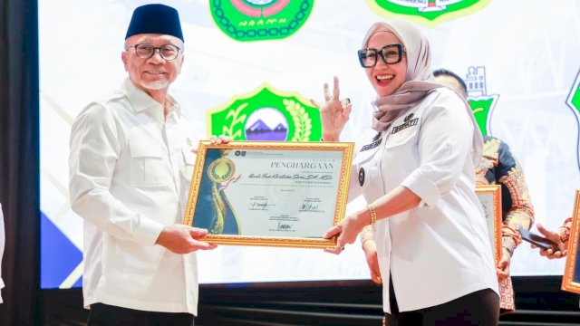 Ket: Bupati Barru Terima Penghargaan dari Menko Pangan