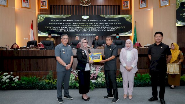 Ket: Pemkab Barru Serahkan Ranperda Pertanggungjawaban APBD 2025