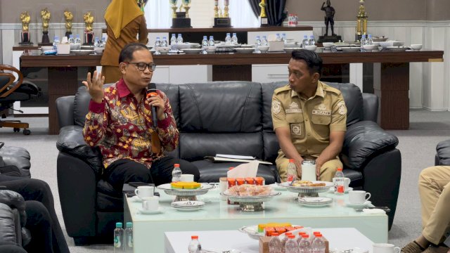 Kepala OJK Sulselbar, Moch. Muchlasin saat melakukan pertemuan dengan Bupati Sidrap, Syaharuddin Alrif, di Kantor Bupati Sidrap, kemarin. (Dok. OJK Sulselbar) 