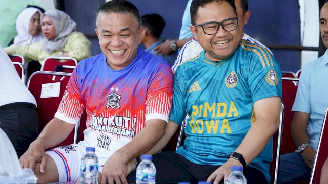 Wakil Bupati Gowa Darmawangsyah Muin bersama Wali Kota Palu, Hadianto Rasyid di sela-sela menggelar pertandingan sepakbola persahabatan, di Stadion Kalegowa, Kecamatan Pallangga, kemarin. (Dok. Humas Gowa)