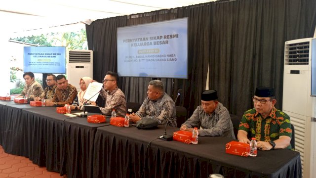 Juru Bicara Keluarga Besar, Zaky Ramadhan bersama Keluarga Besar Bupati Gowa, Sitti Husniah Talenrang antara lain Mohammad Yanwar Iswandi (ketiga kiri), Siti Khairani (keempat kiri), Muhammad Ilham (ketiga kanan), dan keluarga lainnya, pada Konferensi Pers Pernyataan Resmi Keluarga Besar, di Kediaman Pribadinya, di Dusun Kaluarrang, Desa Manjappai, Kecamatan Bontonompo, Sabtu, (11/07/2026). (Dok. Istimewa) 