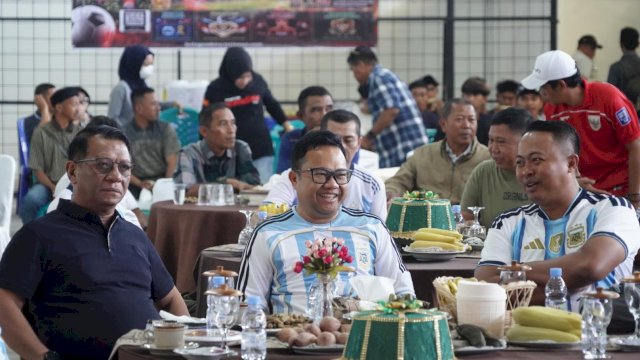 Wakil Bupati Gowa, Darmawangsyah Muin bersama Dandim 1409/Gowa, Letkol Inf. Gilang Nugraha Kresnadi terlihat menikmati pertandingan Piala Dunia 2026, di KDKMP Desa Panaikang, Kecamatan Pattallassang, Minggu, (12/07/2026) pagi tadi. (Dok. Humas Gowa) 