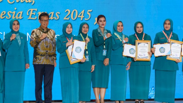 Ketua TP PKK Kabupaten Gowa, Andi Tenri Indah Darmawangsyah (ketiga kiri) saat menerima penghargaan Menkes RI dan Ketua TP PKK Pusat atas keberhasilan menekan angka anak zero dose, di Claro Hotel Makassar, kemarin. (Dok. Humas Gowa) 