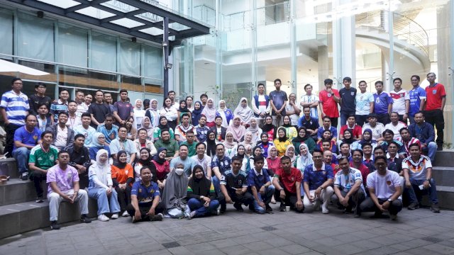 Karyawan KALLA kompak mengenakan jersey tim favoritnya dalam ajang Piala Dunia 2026. Kegiatan ini merupakan bagian dari program Loving Monday at KALLA yang rutin dilaksanakan di lingkup perusahaan dengan tema yang berbeda-beda. (Dok. Kalla Group)