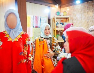 Capai Rp45 Juta, Sutera Cura’ Labba Gowa Dominasi Penjualan Kriya dan Wastra di Pameran Dekranasda