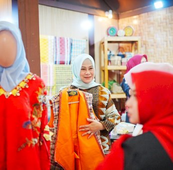 Capai Rp45 Juta, Sutera Cura’ Labba Gowa Dominasi Penjualan Kriya dan Wastra di Pameran Dekranasda