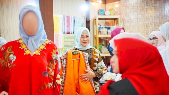 Ketua Dekranasda Kabupaten Gowa, Andi Tenri Indah Darmawangsyah saat memamerkan salah satu produk kriya dan wastra di Pameran HUT Dekranasda Ke-64 Tahun, di TSM Makassar. (Dok. Humas Gowa) 