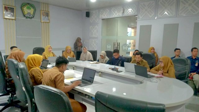 Kepala Diskominfo-SP Kabupaten Gowa, Emy Pratiwi Luthfy didampingi Sekretaris Dinas KominfoSP Kabupaten Gowa, Widiah Restuti Hasan, dan jajaran lainnya saat mengikuti EPSS Tahun 2025, di Peace Room Kantor Bupati Gowa, kemarin. (Dok. Humas Gowa) 