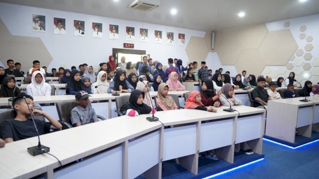 Sebanyak 90 siswa-siswi dari Kabupaten Gowa akan mengikuti pembelajaran di SRT pada Tahun Ajaran 2026/2027. Mereka di lepas secara simbolik, di Baruga Karaeng Pattingalloang, Kantor Bupati Gowa, kemarin. (Dok. Humas Gowa) 