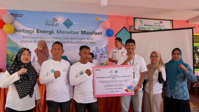Melalui program TJSL PLN UIP Sulawesi memberikan bantuan alat produksi kepada BUMDes Mattiro Bulu, di Kabupaten Bantaeng. (Dok. Humas PLN UIP Sulawesi) 