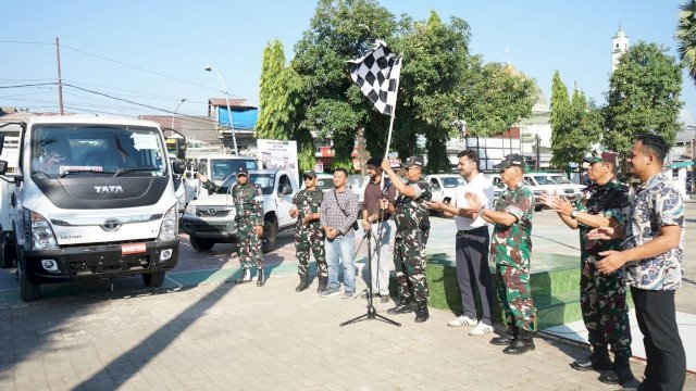 Dandim 1409/Gowa, Letkol Inf Gilang Nugraha Kresnadi saat pelepasan secara simbolik 36 unit kendaraan operasional untuk KDKMP di 18 titik di Kabupaten Gowa, di Makodim 1409/Gowa, Jalan Sultan Hasanuddin, Senin, (20/07/2027). (Dok. Kodim 1409/Gowa) 