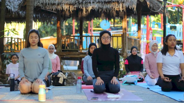Ratusan peserta saat mengikuti BWP Nature Yoga yang digelar Bugis Waterpark Adventure pada Minggu, 19 Juli 2026 lalu. (Dok. Bugis Waterpark Adventure) 