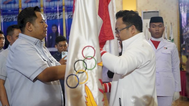 Ketua KONI Sulsel yang juga Wakil Bupati Gowa Darmawangsyah Muin saat menghadiri dan melantik pengurus KONI Kabupaten Maros periode 2026&ndash;2030, di Grand Hall II Waterboom Maros, Rabu, (22/07/2026). (Dok. Istimewa) 
