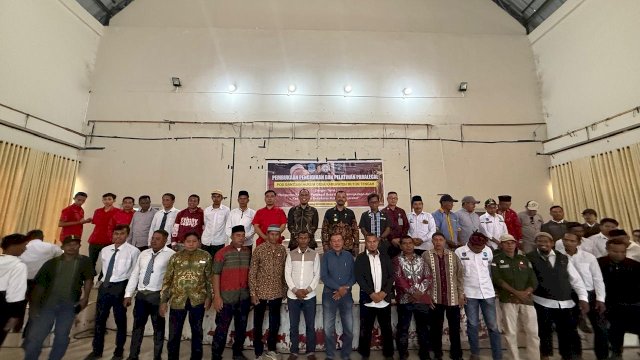 Bupati buteng melakukan sesi foto bersama kemenkum, LBH kasasi, dan calon paralegal desa.