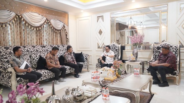 Wakil Bupati Gowa, Darmawangsyah Muin saat menerima kunjungan Balai Pengembangan Penjaminan Mutu Pendidikan Vokasi (BPPMPV) Bidang Kelautan, Perikanan, Teknologi Informasi dan Komunikasi (KPTK) Kementerian Pendidikan Dasar dan Menengah, di kediaman pribadinya, di Jalan HOS Cokroaminoto, Sungguminasa, kemarin. (Dok. Humas Gowa) 