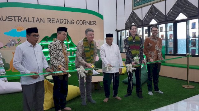 Australian Reading Corner resmi hadir di Perpustakaan Masjid Al-Markaz Al-Islami, Makassar. Pojok baca ini diresmikan Jumat, (24/07/2026) oleh Duta Besar Australia untuk Indonesia dan jajaran Pengurus Masjid Al-Markaz Makassar. (Dok. Istimewa)