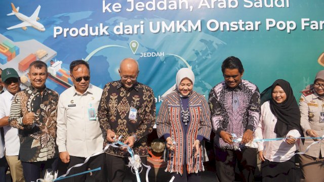 Kepala Bank Indonesia Sulawesi Selatan, Rizki Ernadi Wimanda bersama Wakil Gubernur Sulawesi Selatan, Fatmawati Rusdi dalam seremonial Pelepasan Komoditas Kemiri ke Jeddah yang merupakan produk dari OSP Farm, kemarin. (Dok. Humas BI Sulsel) 