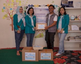 Buka Jendela Dunia&nbsp;di Hari Anak, PIKK PLN UIP&nbsp;Sulawesi Salurkan 192&nbsp;Buku ke TBM&nbsp;Rakit Gowa