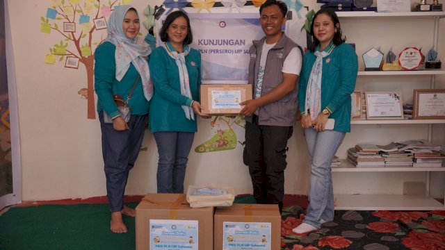 PIKK PLN UIP Sulawesi menyerahkan ratusan buku bacaan kepada TBM&nbsp;Rakit Gowa dalam rangka memperingati Hari Anak Nasional. (Dok. Humas PLN UIP Sulawesi) 