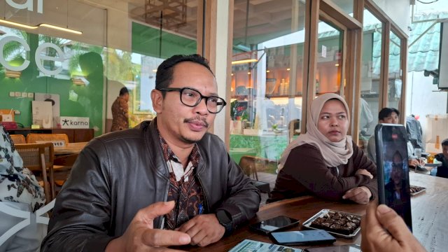 Kepala Perum Bulog Kanwil Sulselbar, Fahrurozi saat diwawancarai wartawan, di Karna Coffee Pettarani, Jumat, (24/07/2026). (Dok. Chaerani/Republiknews.co.id) 
