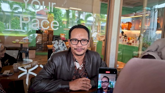 Kepala Perum Bulog Kanwil Sulselbar, Fahrurozi, saat diwawancarai media, di Karna Coffee, Jalan AP Pettarani, kemarin. (Dok. Chaerani/Republiknews.co.id)