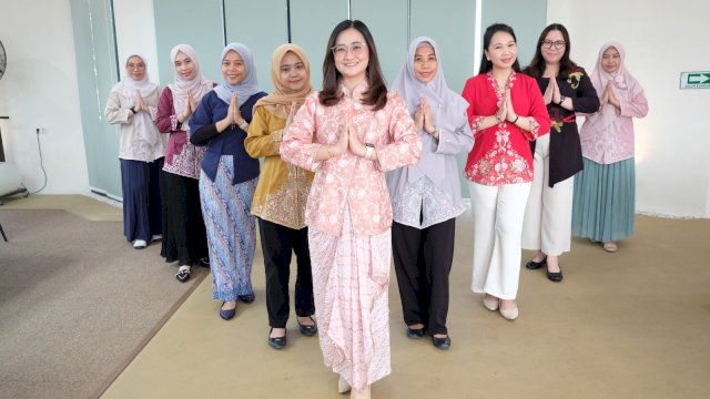 Srikandi PLN UIP Sulawesi kenakan kebaya sebagai bentuk mendorong kelestarian budaya diperingatan Hari Kebaya Nasional. (Dok. Humas PLN UIP Sulawesi)
