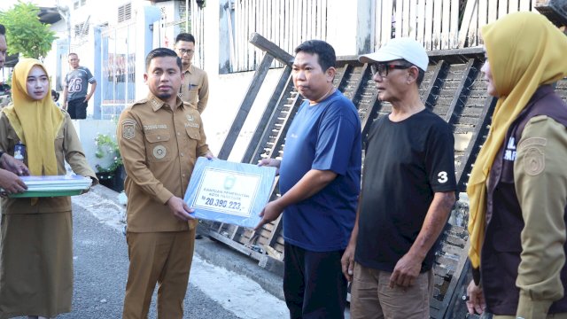 Ket: Wali Kota Parepare, Tasming Hamid serahkan bantuan ke korban kebakaran