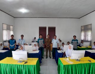 Bantu Komputer Hingga Laptop, PLN UIP Sulawesi Dorong Siswa SMPN 2 Bungku Timur Melek Digital