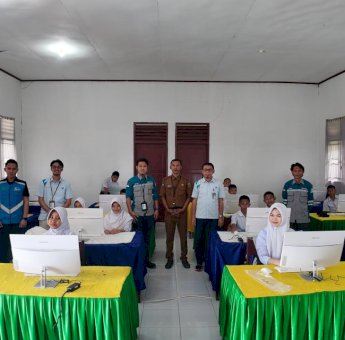 Bantu Komputer Hingga Laptop, PLN UIP Sulawesi Dorong Siswa SMPN 2 Bungku Timur Melek Digital
