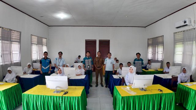 PLN UIP Sulawesi memberikan bantuan perangkat digital kepada SMP Negeri 2 Bungku Timur, Kabupaten Morowali pada Selasa, 21 Juli 2026 lalu. (Dok. Humas PLN UIP Sulawesi) 