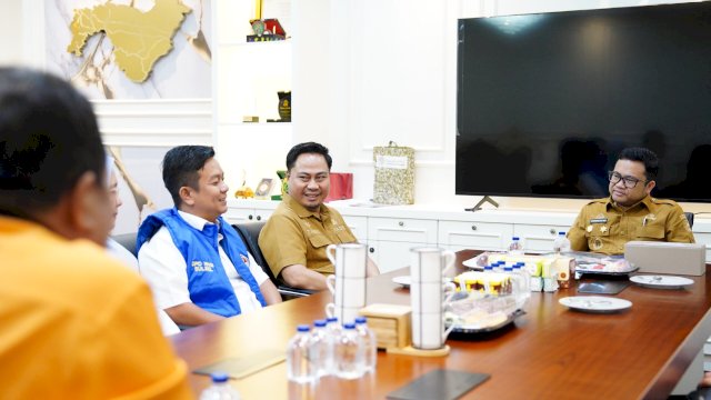 Wakil Bupati Gowa, Darmawangsyah Muin saat menerima audiensi pengurus DPC Himpunan Nelayan Seluruh Indonesia (HNSI) Kabupaten Gowa, di Ruang Rapat Wakil Bupati Gowa, di Kantor Bupati Gowa, Selasa, (28/07/2026). (Dok. Humas Gowa) 