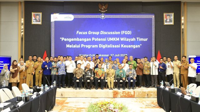 Kepala Eksekutif Pengawas IAKD OJK, Adi Budiarso (tengah depan) bersama Wakil Gubernur Sulawesi Selatan, Fatmawati Rusdi dan Kepala OJK Sulselbar, Moch Muchlasin (kedua kanan depan) bersama jajaran lainnya dan peserta berfoto bersama pada Forum Group Discussion bertema "Pengembangan Potensi UMKM Wilayah Timur melalui Program Digitalisasi Keuangan", di Ballroom Kantor OJK Sulselbar, kemarin. (Dok. OJK Sulselbar) 