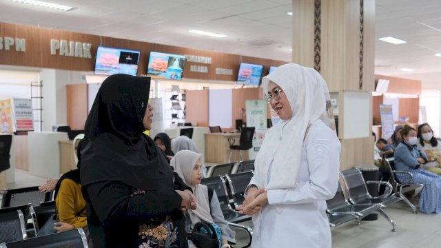 Bupati Gowa, Sitti Husniah Talenrang saat meninjau Mal Pelayanan Publik (MPP) Kabupaten Gowa, Rabu, (29/07/2026). Peninjauan ini dilakukan guna memastikan layanan yang diberikan ke masyarakat berjalan optimal. (Dok. Humas Gowa) 