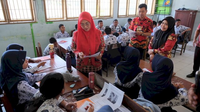 Bupati Gowa, Sitti Husniah Talenrang di sela-sela mengunjungi SMP Negeri 1 Sungguminasa, Kamis (30/07/2026). (Dok. Humas Gowa)