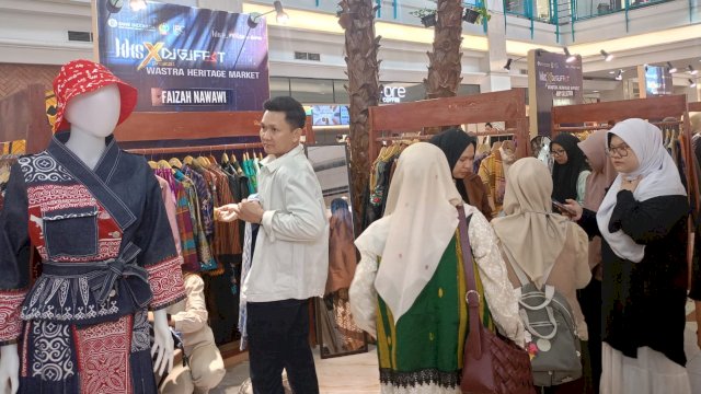 Sejumlah pelaku UMKM berbasis wastra ramaikan KKS-DIGIFEST 2026 yang digelar BI Sulsel bersama IFC Chapter Makassar, di Atrium MaRI Makassar hingga 2 Agustus 2026. (Dok. Chaerani/Republiknews.co.id) 
