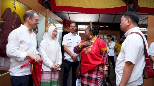 Kepala Bidang Kebudayaan Disparbud Gowa, A. Ingga Arfandi saat menyambut kunjungan Ketua Dekranasda Kota Makassar, Melinda Aksa dan delegasi Indonesia Gastrodiplomacy Series, di Museum Balla Lompoa, kemarin. (Dok. Istimewa) 