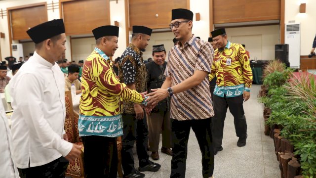 Sekda Kota Makassar, Zulkifli Nanda, menekankan pentingnya peran mubalig dan imam kelurahan sebagai tokoh masyarakat yang memiliki tanggung jawab menjaga kerukunan dan keharmonisan di tengah kehidupan bermasyarakat. (Foto: Istimewa)