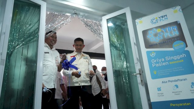 General Manager PLN UID Sulselrabar, Edyansyah bersama Kepala Dinas Sosial Provinsi Sulawesi Selatan, Abd Malik Faisal saat meresmikan secara simbolis Griya Singgah Pasien Makassar. (Foto: Istimewa)