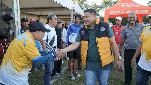 Wali Kota Makassar, Munafri Arifuddin, secara resmi membuka Turnamen Sepak Bola Walikota Cup 2026 di Lapangan Bola Telkom Makassar, Minggu, (5/7/2026). (Foto: Istimewa)