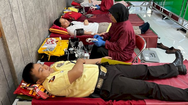 Aksi donor darah yang digelar PLN UID Sulselrabar bekerja sama dengan UPT Transfusi Darah Sulawesi Selatan, Rabu (8/7/2026). (Foto: Istimewa)