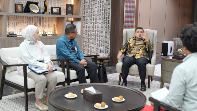 Wali Kota Makassar, Munafri Arifuddin saat menerima kunjungan tim dosen dari Universitas Hasanuddin (Unhas) yang tengah melakukan penelitian mengenai Reclaiming Public Space atau pengembalian fungsi ruang publik melalui penataan PKL di Kota Makassar, Kamis (9/7/2026). (Foto: Istimewa)