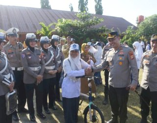 High Five hingga Bagi Sepeda, Cara Humanis Kapolres Bulukumba Sambut Siswa di Hari Pertama Masuk Sekolah