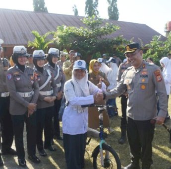 High Five hingga Bagi Sepeda, Cara Humanis Kapolres Bulukumba Sambut Siswa di Hari Pertama Masuk Sekolah