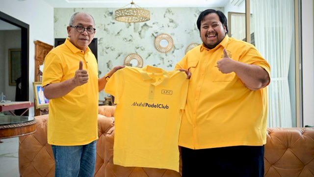 Ilham Arief Sirajuddin (kiri) bersama putra sulungnya, Amirul Yamin Ramadhansyah. (Foto: Istimewa)