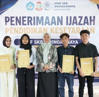 Pendidikan Hak Semua Warga, Pemkot Makassar Serahkan 108 Ijazah Kesetaraan