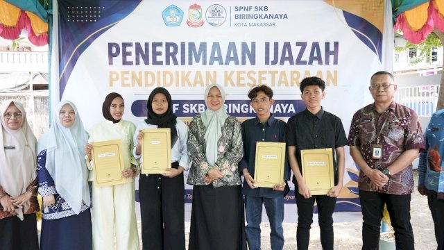 Dinas Pendidikan Kota Makassar menyerahkan ijazah Program Pendidikan Kesetaraan Paket A, Paket B, dan Paket C kepada warga belajar yang telah menyelesaikan pendidikannya melalui jalur nonformal. (Foto: Istimewa)